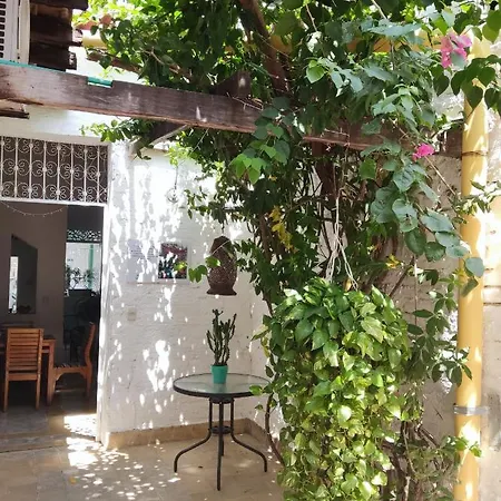 La Casa De Petra Food House Hostel